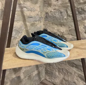 Adidas YEEZY 700 V3 Arzareth Blue Sneakers