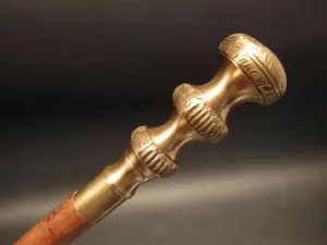 Bastón de madera marrón en espiral con cuerda de diseño antiguo de latón antiguo