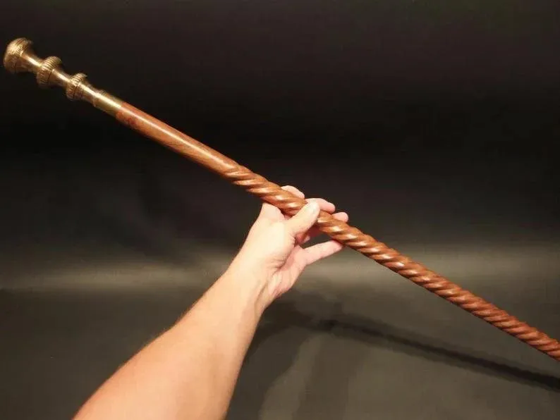 Bastón de madera marrón en espiral con cuerda de diseño antiguo de latón antiguo