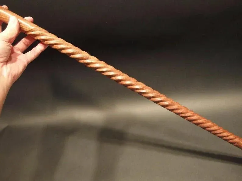 Bastón de madera marrón en espiral con cuerda de diseño antiguo de latón antiguo
