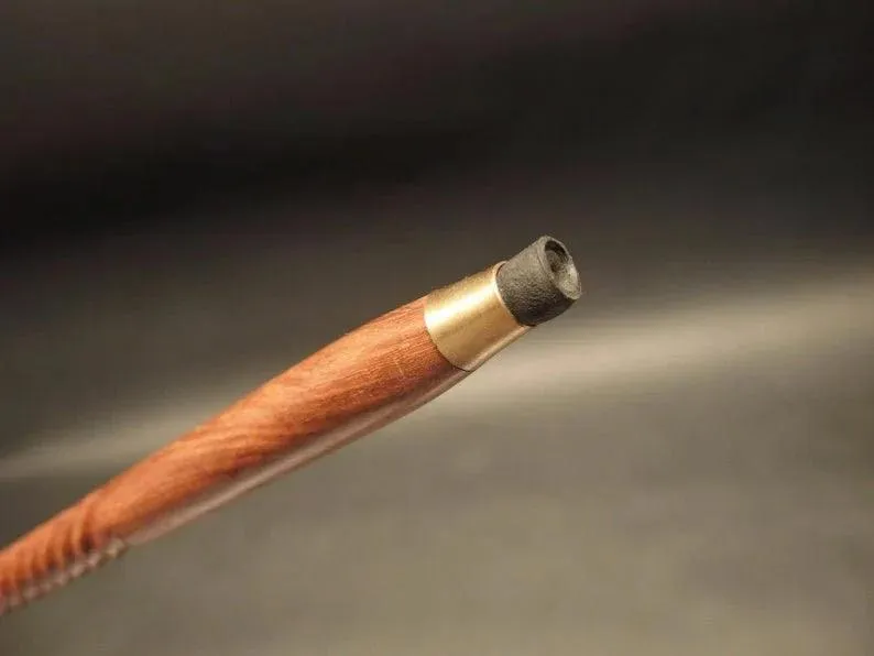 Bastón de madera marrón en espiral con cuerda de diseño antiguo de latón antiguo