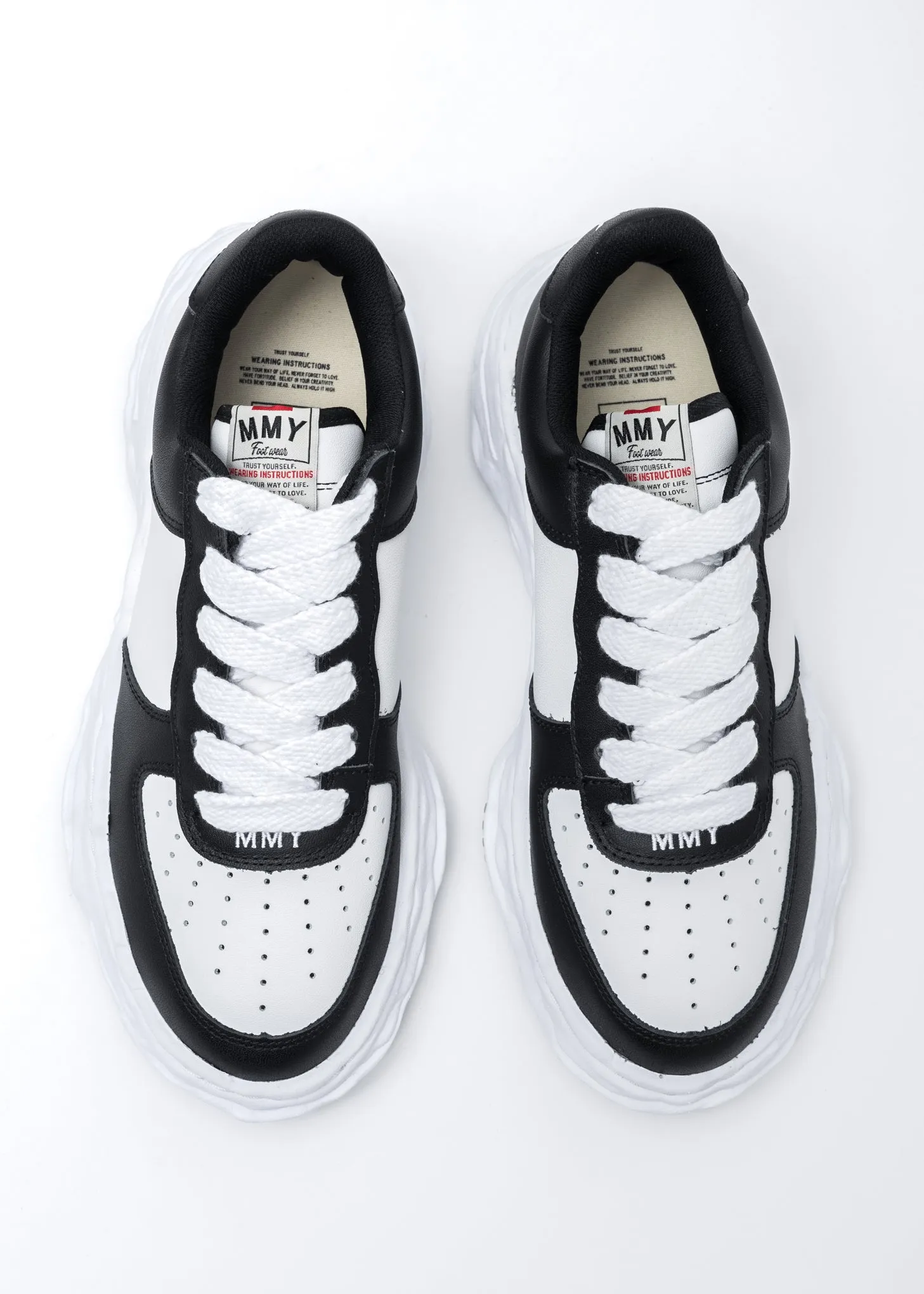Black/White OG Sole Leather Low-Top Sneaker (WAYNE LOW)