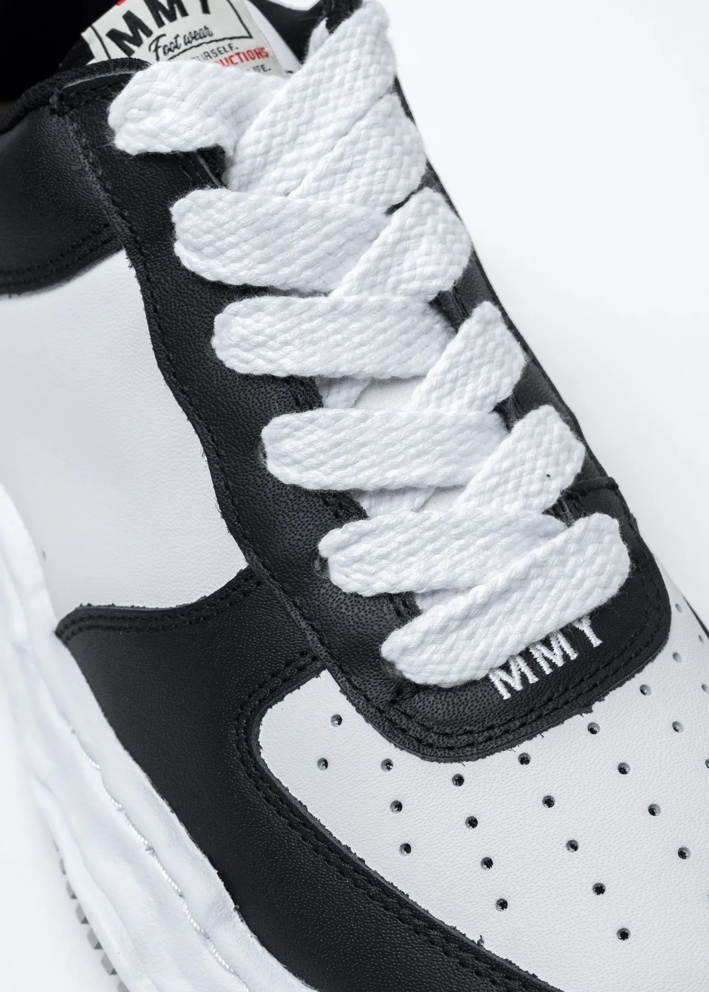 Black/White OG Sole Leather Low-Top Sneaker (WAYNE LOW)