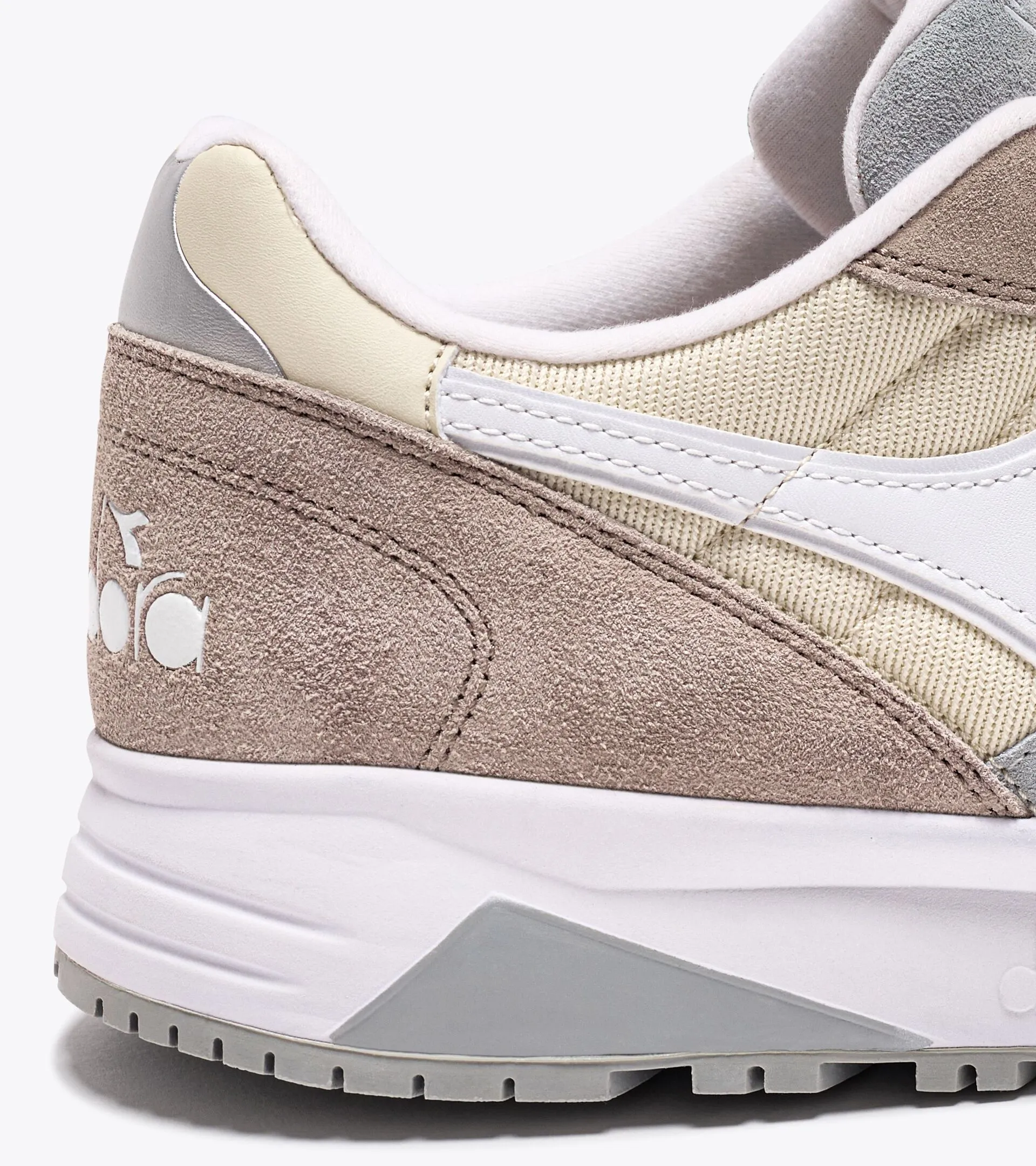 DIADORA N902 Low Top Sneakers Coffee Bean/Cloud Cream